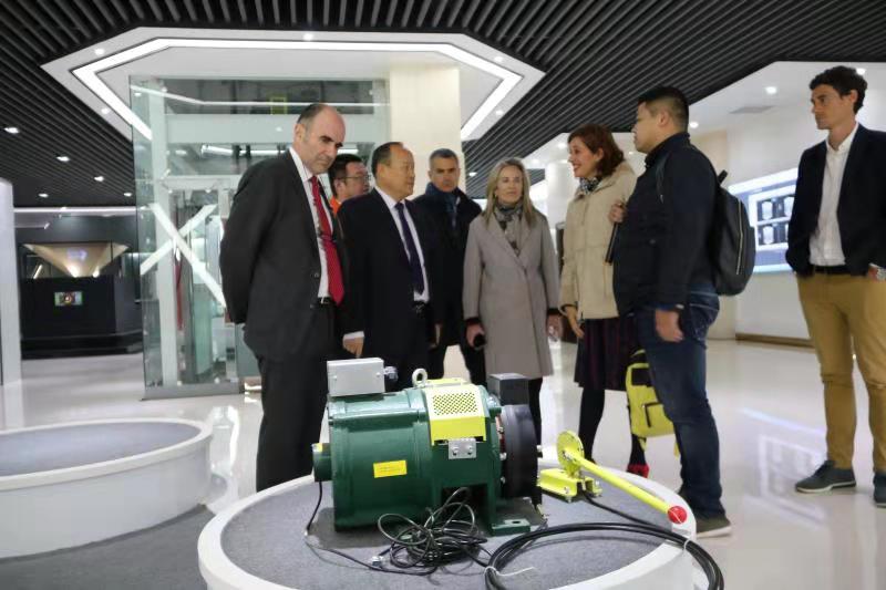 西班牙客商旅行考察兰州新区拉斯维加斯游戏3499新能源汽车厂