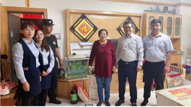 中秋慰问送真情 转达关爱暖人心